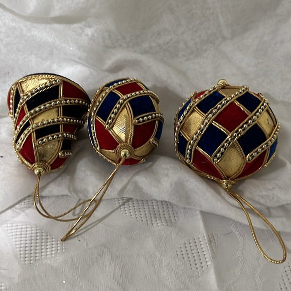 Velvet beaded Christmas Ornaments bell, round, oval shaped x 3 - Picture 3 of 5